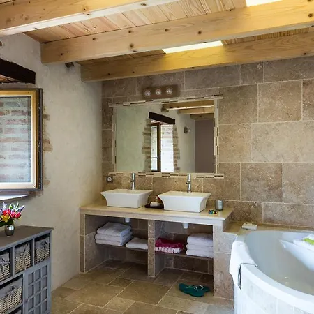 Villa Sleeps 4 Laparade