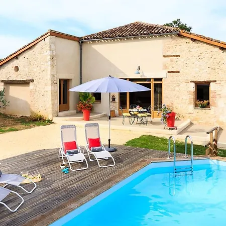 Sleeps 4 Laparade