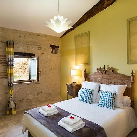 Sleeps 4 Villa Laparade