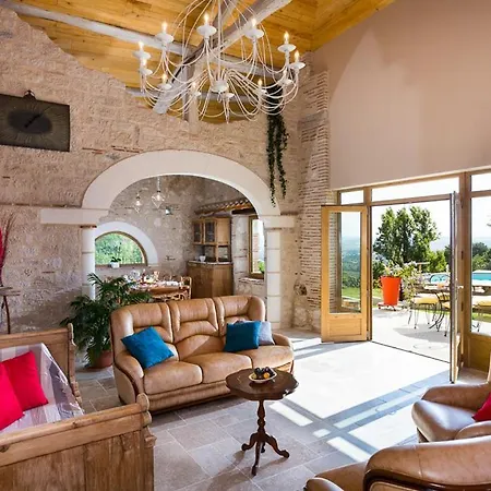Villa Sleeps 4 Laparade